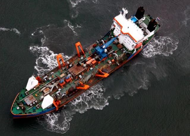 Draga no canal do Porto de Santos