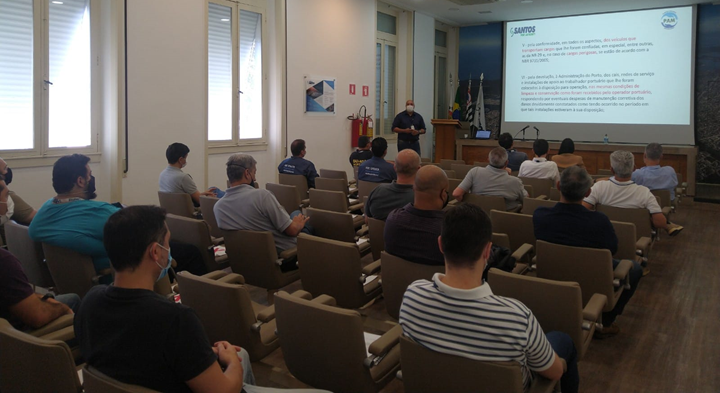 Workshop de educação ambiental nas operações portuárias
